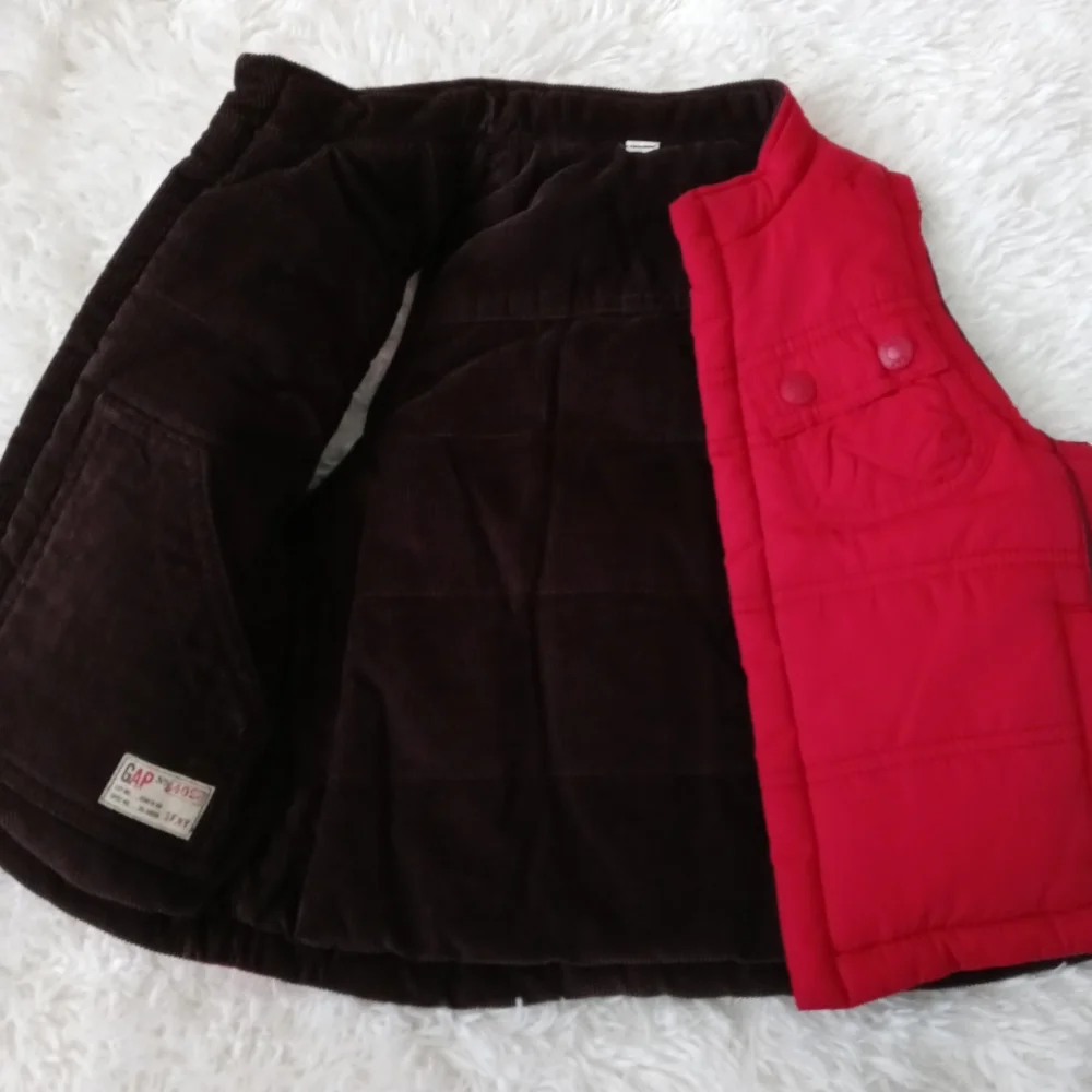 Gap Vest Toldder boy Size 2T corduroy and puffer reversible exelente conditions